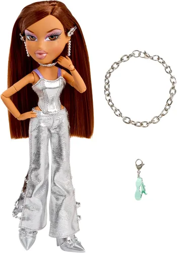 Vista 2 de Bratz Charmz Yasmin Muñeca de moda con pulsera de encanto coleccionable