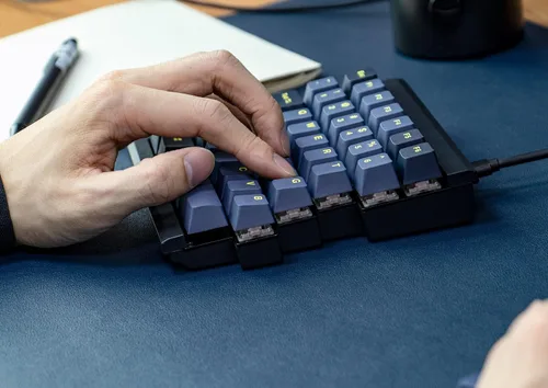Vista 5 de Mistel BAROCCO MD770 RGB con cable + teclado mecánico inalámbrico Bluetooth TKL dividido con interruptor azul Cherry MX, teclado ergonómico