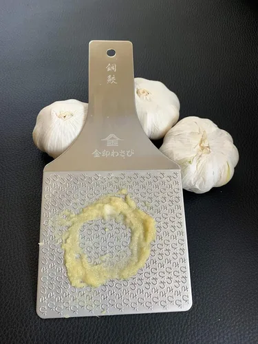 Vista 7 de Rallador de Wasabi de acero inoxidable sostenible – Hagane Zame – Rejilla Wasabi, ajo, jengibre, manzanas, frutas, verduras, textura