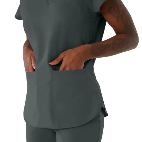 Vista 4 de ave. Camiseta médica Monroe con cuello en V y dos bolsillos para mujer, color carbón, talla XS