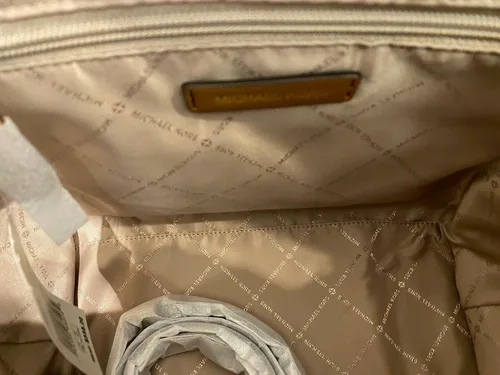 Vista 7 de Michael Kors Avril - Bolso bandolera grande con cremallera superior, color marrón, Marrón Mk/Oro