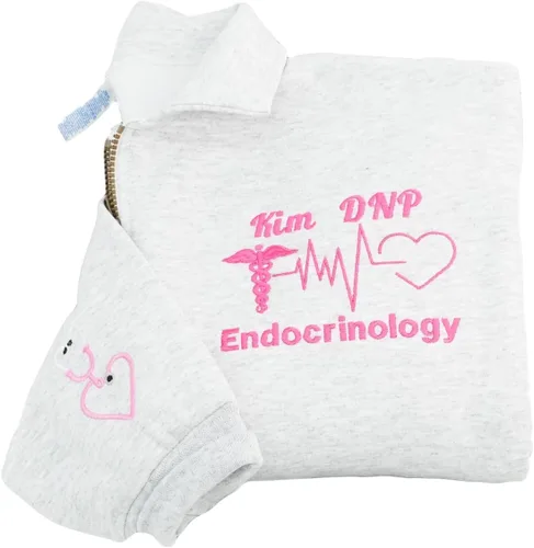 Vista 25 de COUPLEHOODIES - Sudadera de enfermería bordada con nombre, personalizada, con cremallera de un cuarto, regalo para asistente de enfermería