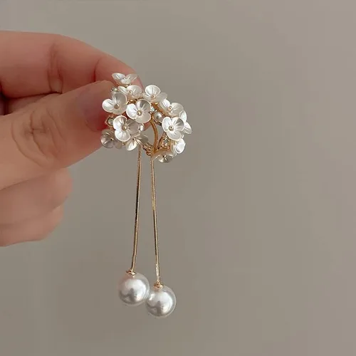 Vista 5 de Aretes colgantes de perlas blancas de plata de ley 925 con flecos largos y pétalos, aretes colgantes para mujer