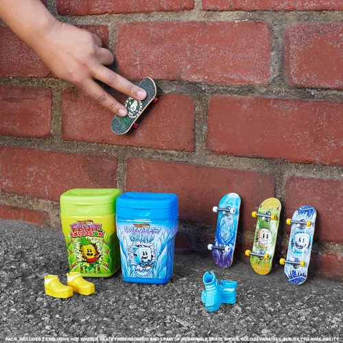 Vista 2 de Hot Wheels Skate - Zapatos para diapasones y patinaje, 2 recipientes de sabor con 2 tablas exclusivas y 1 par de zapatos extraíbles en contenedores