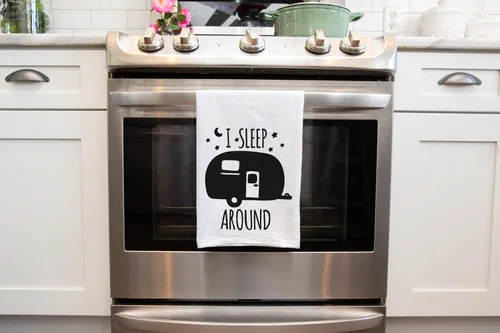 Vista 4 de Toalla de cocina hecha a mano con texto en inglés "I Sleep Around RV Camping Kitchen Towel – Toalla de cocina 100% algodón con refranes divertidos