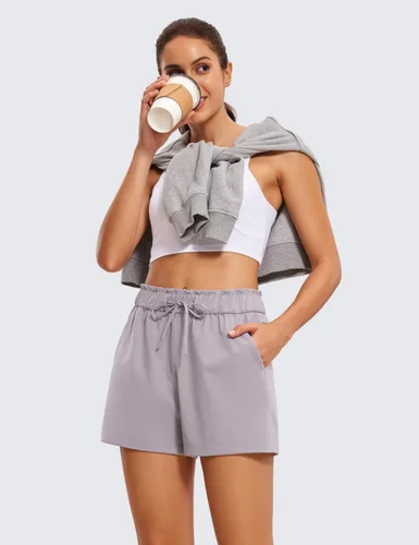 Vista 3 de CRZ YOGA Pantalones cortos deportivos elásticos en 4 direcciones para mujer, de cintura alta, cómodos pantalones cortos casuales de trabajo