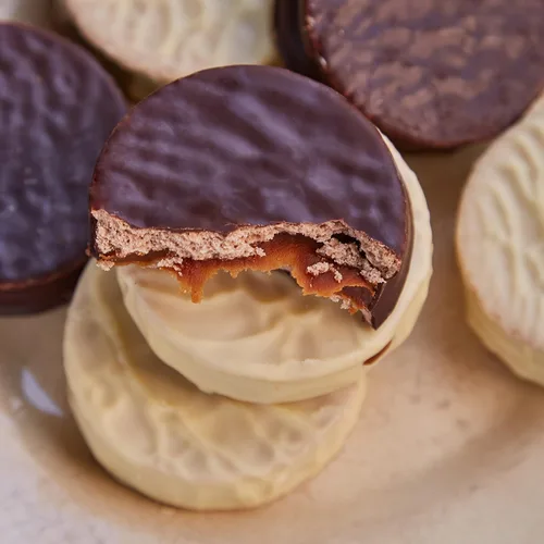 Vista 5 de Alfajor Chocolate Mixto y Chocolate Blanco - Caja 12 Alfajores