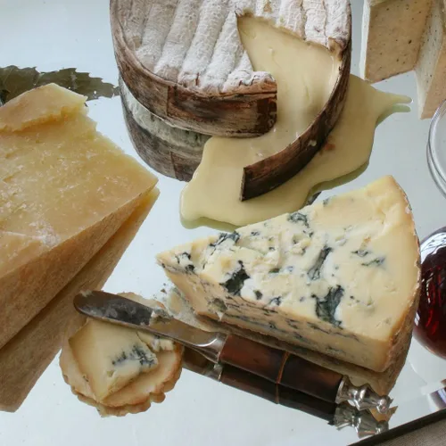 Vista 3 de igourmet English Blue Stilton Cheese DOP por Tuxford and Tebbutt - Pound Cut (15.5 onzas)
