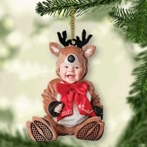 Vista 4 de Adorno personalizado de primera Navidad del bebé con carga de foto, decoración plana colgante de cara de recién nacido para árbol navideño, lindo