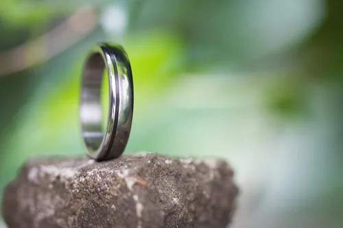 Vista 5 de Anillo de titanio y fibra de carbono para mujer. Anillo de boda único. Resistente al agua e hipoalergénico. (00334_4N)