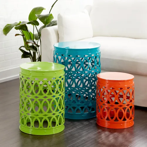 Vista 2 de Deco 79 Mesa auxiliar de metal para interiores y exteriores, con diseño de enrejado tallado, juego de 3 mesas auxiliares de 22 pulgadas, 18