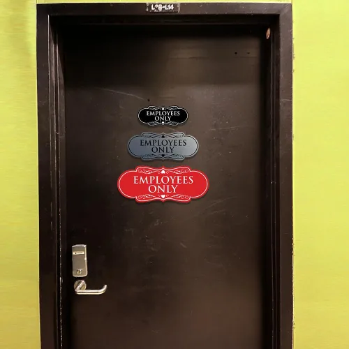 Vista 3 de Designer EMPLOYEES ONLY Letrero Fácil instalación Señales de oficina o negocio Seguridad en el lugar de trabajo, negro, mediano (1 unidad)