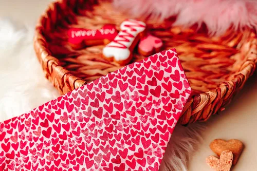 Vista 4 de Bandana de perro con corazones de San Valentín que se desliza en el tamaño de su collar existente (XS)