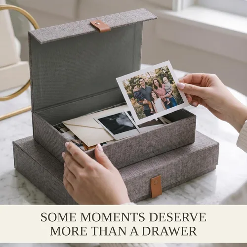 Vista 8 de Cajas Decorativas de Almacenamiento de Fotos con Tapas - Juego de 2 Hermosos Organizadores de Lino Son Perfectos para Almacenar de Forma Segura Tus