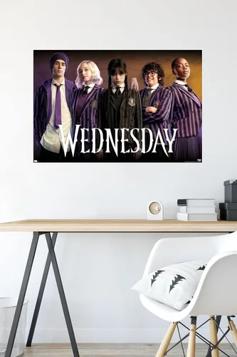 Vista 4 de Miércoles - Póster de pared grupal, 34 pulgadas de largo x 22.4 pulgadas de ancho, versión sin marco