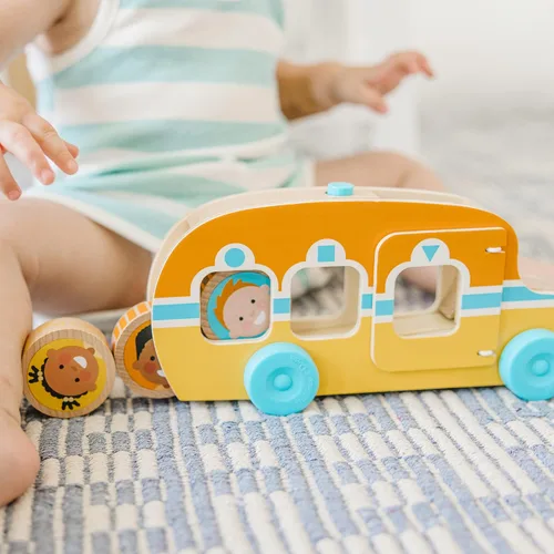 Vista 3 de Melissa & Doug GO Tots Autobús de madera Roll & Ride con 3 discos, juguetes de autobús escolar para bebés y niños pequeños