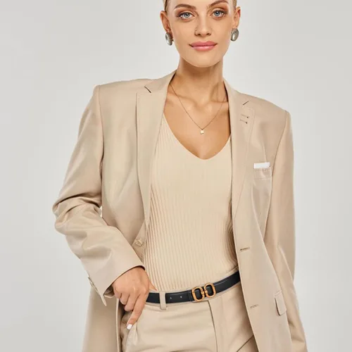 Vista 332 de Cinturón de cuero clásico con hebilla de metal para mujer con vestido de jeans