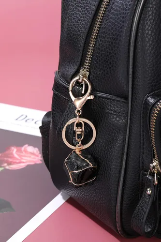 Vista 4 de Jovivi Llavero de piedra de cristal de cuarzo crudo natural, envuelto en alambre irregular, llavero de cristal curativo para mujeres y hombres
