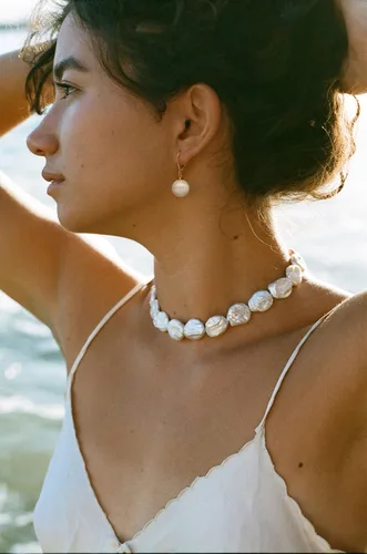 Vista 3 de Aretes de perlas blancas seleccionadas a mano, chapados en oro de 18 quilates, aretes de perlas colgantes para mujer