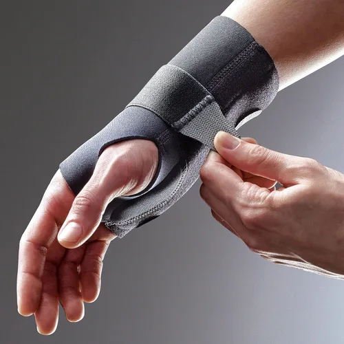 Vista 10 de Muñequera estabilizadora de compresión FUTURO, para mano derecha, tamaño pequeño/mediano, proporciona soporte a muñecas lesionadas, diseño fácil