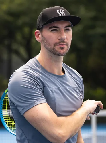 Vista 6 de SAAKA Gorra de rendimiento Snapback para hombres y mujeres. Ajuste ajustable y absorbe el sudor. Ideal para correr, tenis y golf.