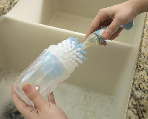 Vista 5 de Nuby Cepillo para botella de cerdas suaves y duraderas con asas texturizadas y base de succión, sistema 2 en 1, color azul