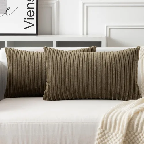Vista 144 de UGASA - Fundas de almohada decorativas de terciopelo suave y sólidas de Navidad para sala de estar/sofá, 16 x 16 pulgadas, 2 unidades, color burdeos