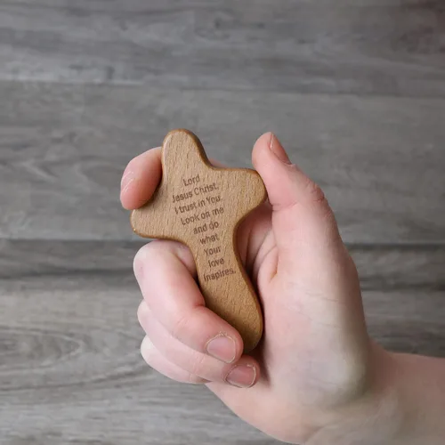 Vista 3 de Needzo Cruz de madera con corazón sagrado y cómodo, regalos inspiradores religiosos de mano, 3.5 pulgadas