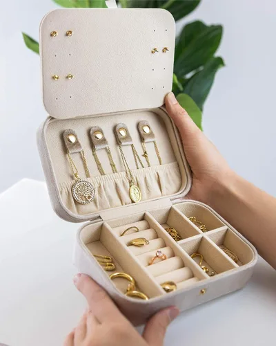 Vista 4 de Benevolence LA - Joyero de viaje Almacenamiento y organizador de joyas Joyero para mujer Organizador de anillos collares y aretes con espejo