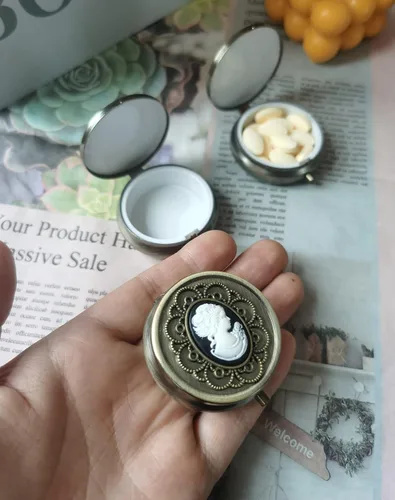 Vista 4 de Pastillero de bronce, organizador portátil de medicinas para bolsillo o cartera, soporte decorativo de metal para vitaminas, pequeño contenedor