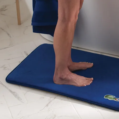 Vista 4 de Lacoste Alfombra de baño de espuma viscoelástica, tapete de baño de vellón ultrasuave con logotipo de cocodrilo bordado, súper absorbente