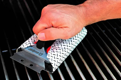 Vista 2 de Proud Grill Q-Swiper - Juego de limpiador de parrilla para barbacoa, 1 cepillo de parrilla con raspador y 25 toallitas de limpieza para parrilla