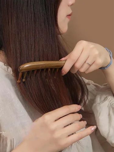 Vista 4 de Peine de masaje meridiano de nueve dientes de sándalo verde para el crecimiento del cabello, masaje del cuero cabelludo, cuidado facial y relajación
