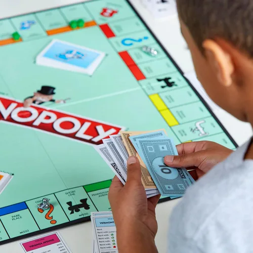 Vista 10 de Hasbro Gaming Monopoly, juego de mesa de estrategia para niños de 8 años, 2 a 6 jugadores, juegos familiares para niños y adultos