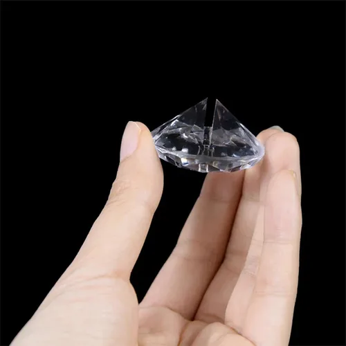 Vista 5 de 24 tarjeteros acrílicos con diamantes para bodas y eventos Acabado cristalino, diseño de base estable, material transparente, estructura ligera