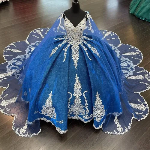 Vista 3 de Vestido de baile de quinceañera con estampado de bordado dorado de tela brillante con cuello en V, vestidos formales de graduación con correas 2023