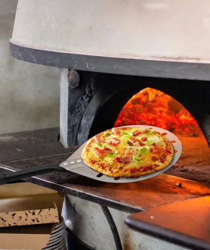 Vista 3 de G.a HOMEFAVOR Cáscara de pizza perforada de 9 x 10 pulgadas, 47 pulgadas en total, rectangular de aluminio para torneado de pizza con mango