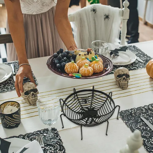 Vista 2 de Cuencos de cesta de tela de araña de Halloween, soporte de plástico para dulces para truco o trato, decoraciones de agarre a mano para suministros F