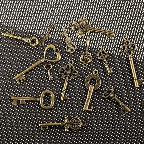 Vista 5 de CHuangQi Juego de 40 dijes de llaves de esqueleto vintage de bronce antiguo, llave steampunk, accesorios hechos a mano, suministros de fabricación