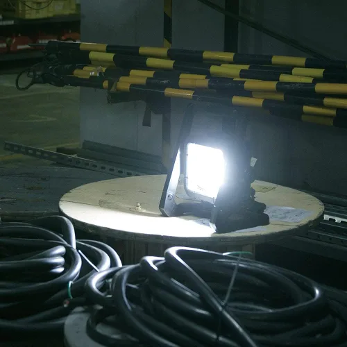 Vista 9 de Reflector Makita DML805 de 18 V LXT, alámbrico/inalámbrico, con batería de iones de litio