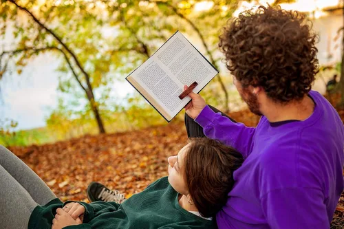 Vista 7 de TILISMA Soporte para página de libros, gadget libro hecho a mano, regalos únicos para amantes de los libros (Mini)