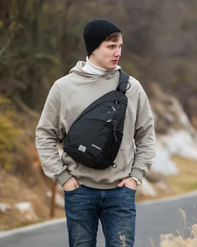 Vista 8 de WATERFLY - Mochila casual tipo bandolera, para llevar en el pecho, Negro, talla única 18L, Water resistant hiking daypack, 7 pockets for 13