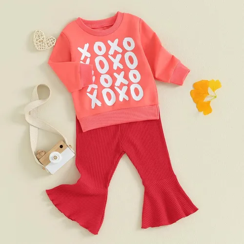 Vista 3 de Conjunto de sudadera de manga larga con estampado de corazón dulce y pantalones acampanados para el día de San Valentín