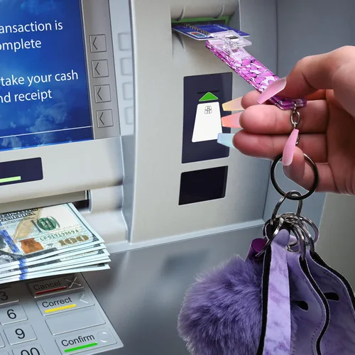 Vista 7 de Juego de llaveros para mujeres y niñas, 11 unidades, bonitos llaveros para mujeres, incluyendo pompones, extractor de tarjetas de crédito