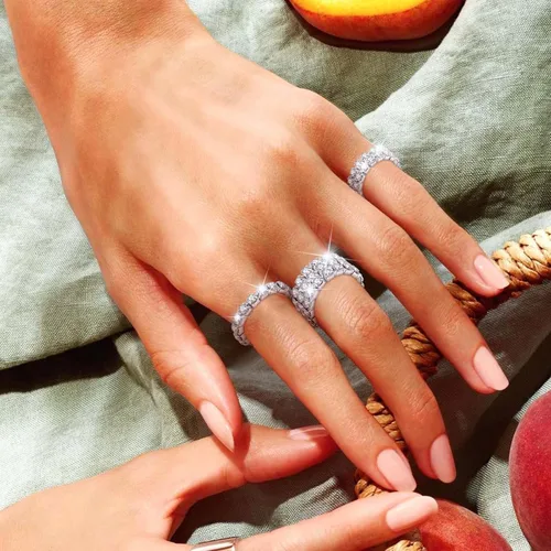 Vista 4 de Kucheed 3 anillos elásticos de diamantes de imitación, juego de anillos apilables de cristal de moda, joyería para el cuerpo, anillo elástico