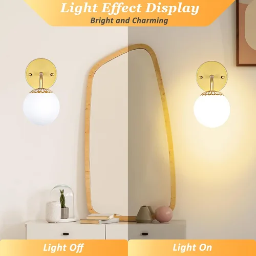 Vista 4 de Moderno juego de dos apliques de pared dorados, lámpara de pared de mediados de siglo, aplique de latón con vidrio de globo blanco, accesorios