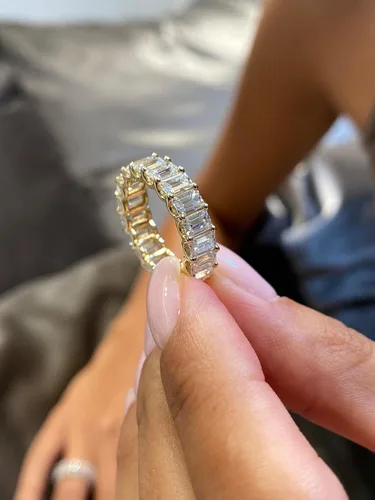Vista 2 de Anillo de eternidad de moissanita de corte esmeralda de 5 34 a 7 12 quilates para mujer en oro blanco o amarillo de 14 k (D-E, VVS, CTW), anillo