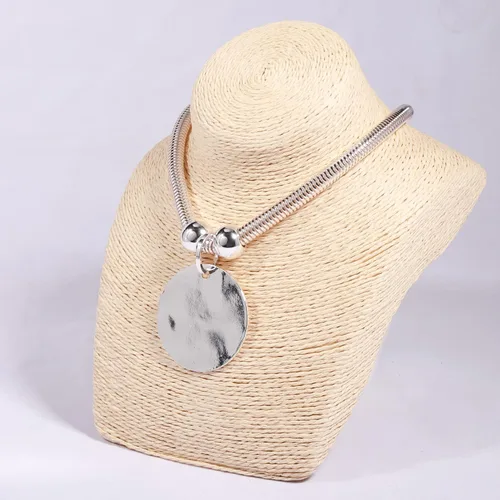 Vista 2 de Juego de collar de metal martillado plateado con cierre de langosta, collar de moneda de disco, collar circular grueso para mujer, joyería única