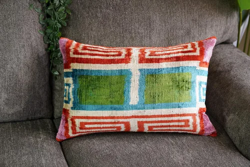 Vista 5 de CANVELLO Almohada de terciopelo de lujo hecha a mano con inserto de plumón, 16 x 24 pulgadas, patrón geométrico rojo, verde, azul y crema, cojín