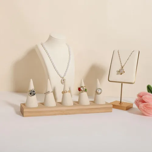 Vista 4 de GemeShou Soporte de anillo de madera beige, soporte de anillo de terciopelo para joyas, soporte de exhibición de anillo lindo para vender, soporte